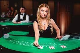 Antarmuka aplikasi mobile r88 slot menampilkan pasar Valorant dengan notifikasi real-time